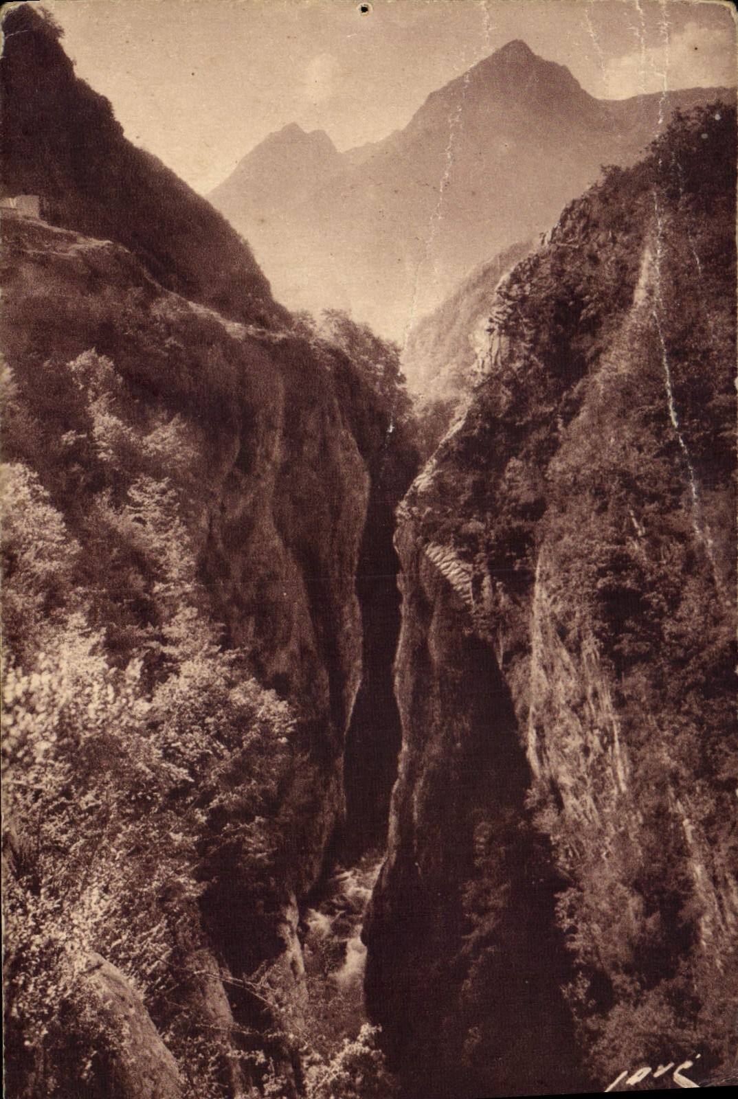 CPA Les Pyrenees H P Route de Gavarnie pres du Pont Napoleon la Gorge Tragique 