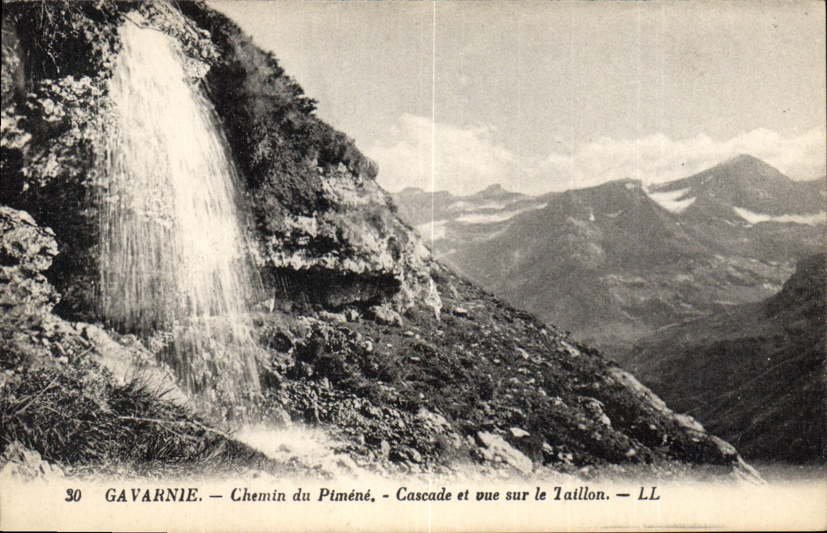 CPA Gavarnie Chemin du Pimene Cascade et vue sur le Taillon 