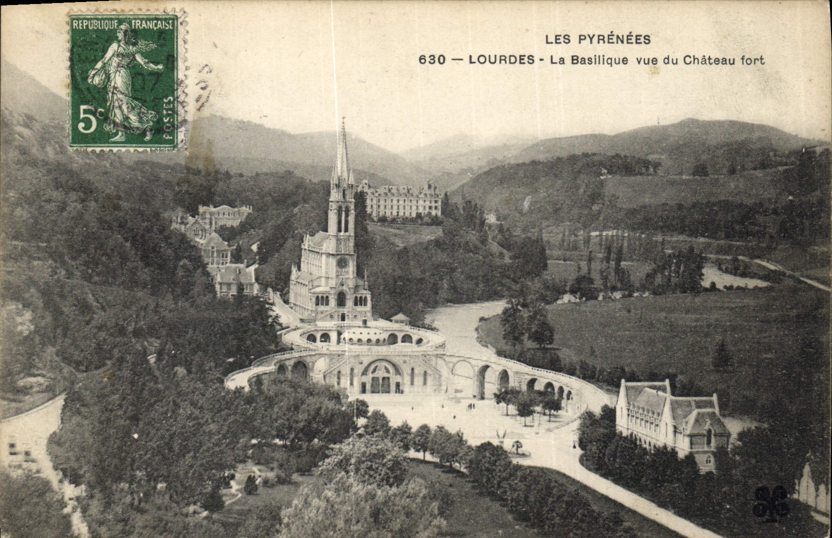 CPA Les Pyrenees Lourdes la Basilique vue du Chateau Fort 