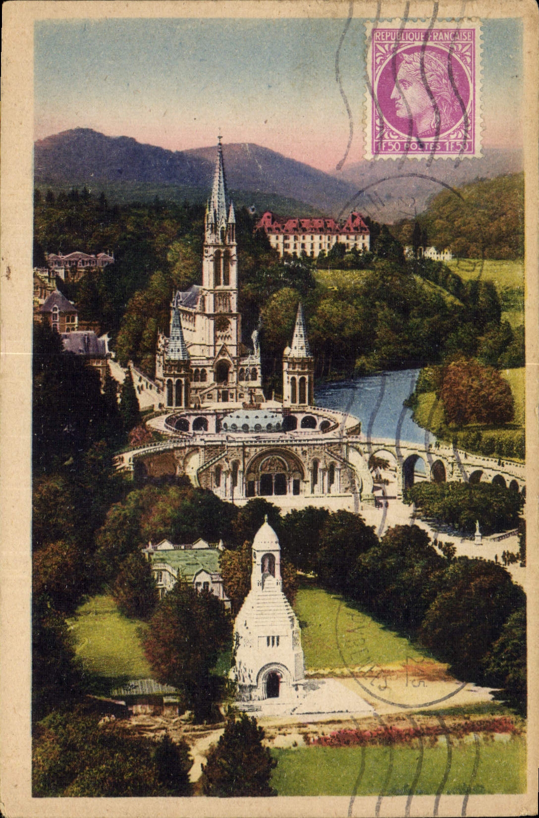 CPA Lourdes la Basilique vue du Chateau Fort 