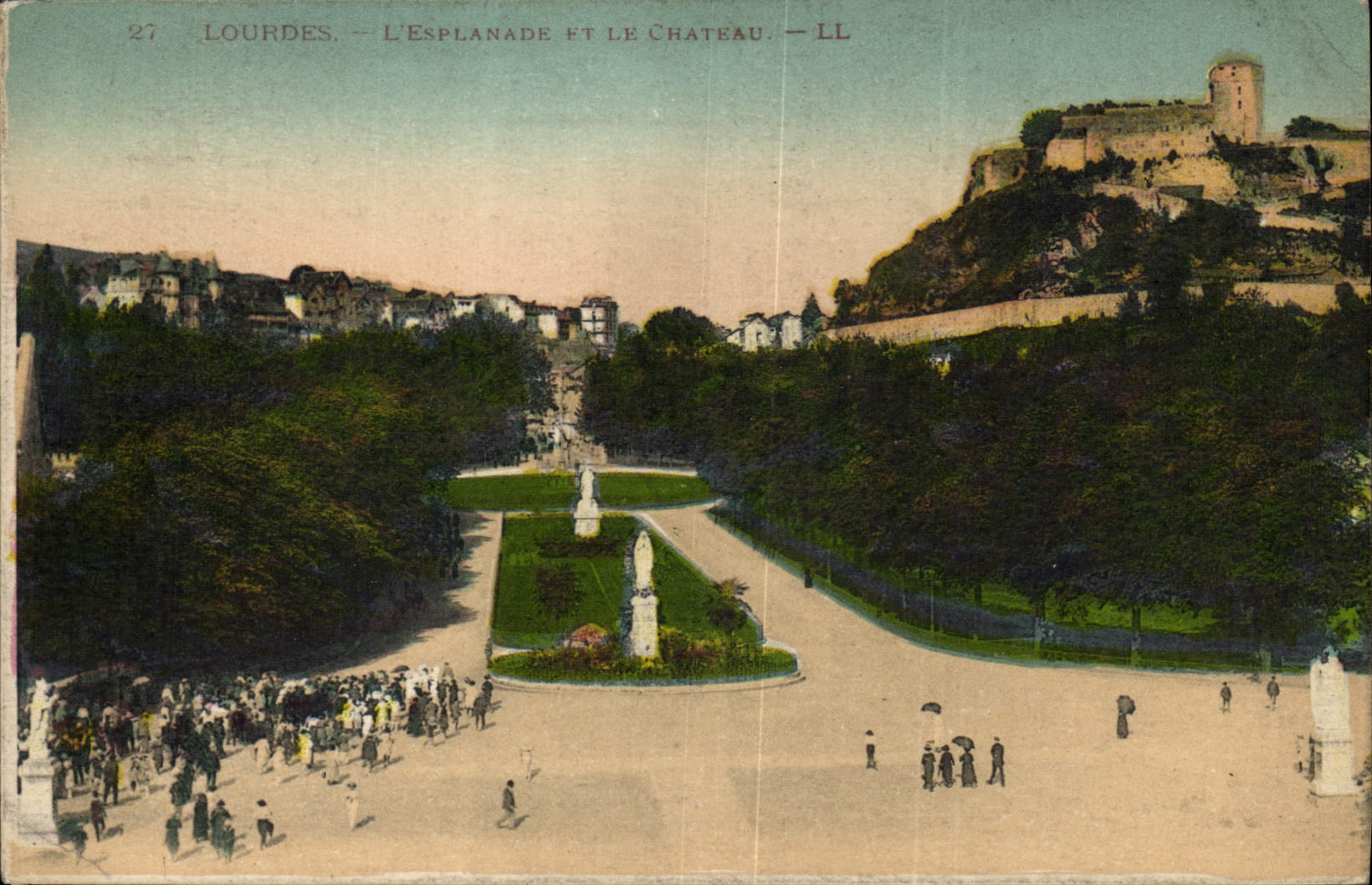 CPA Lourdes l'Esplanade et le Chateau 