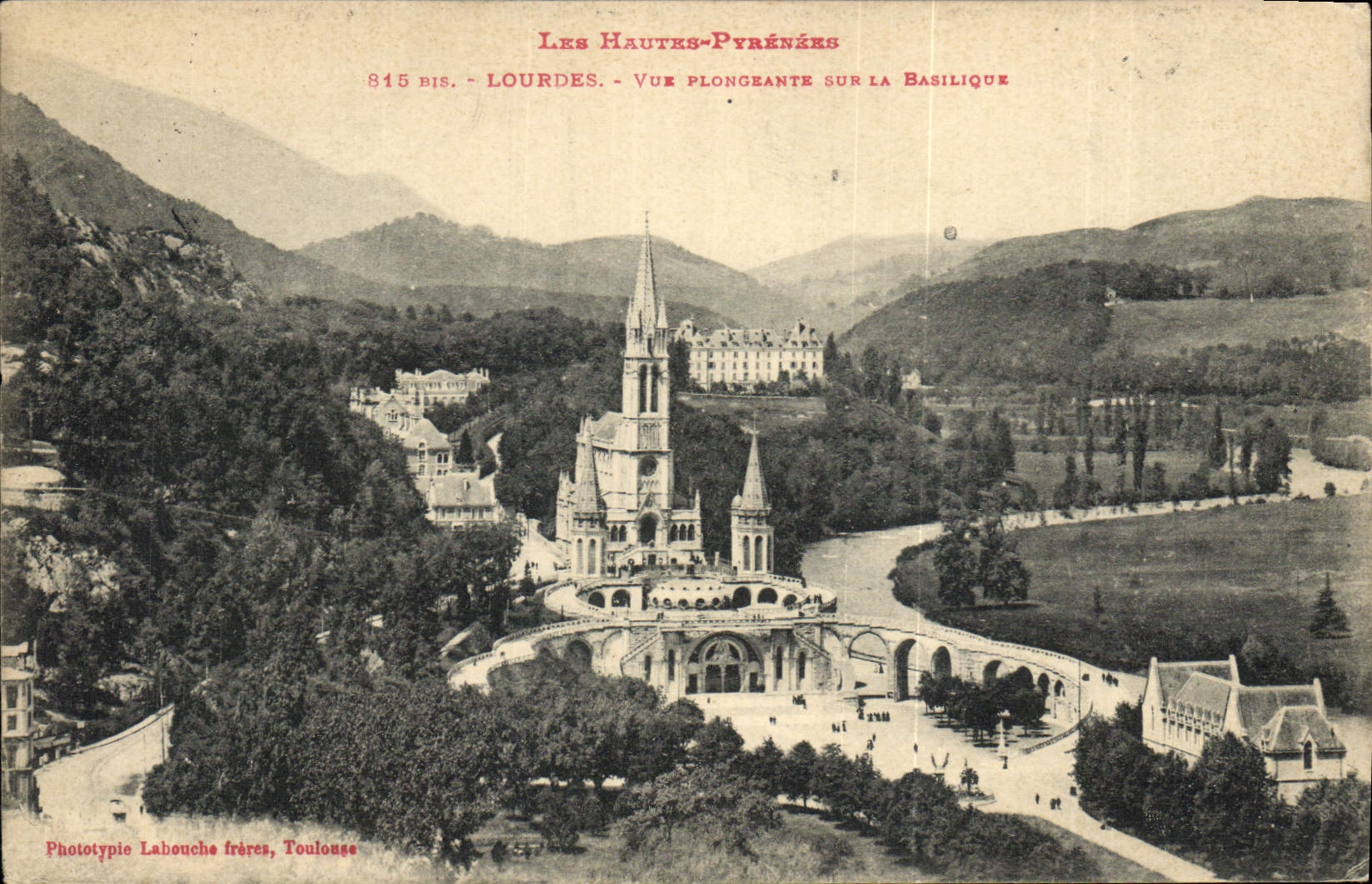 CPA Les Hautes Pyrenees Gavarnie vue Plongeante sur la Basilique