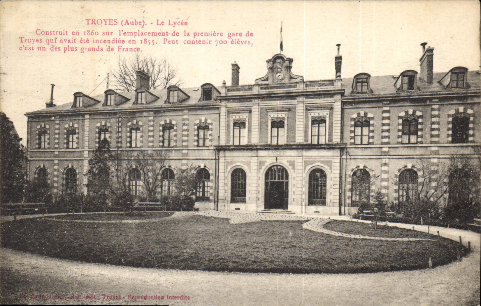 CPA Troyes Aube le Lycee Construit en 1860 sur l'emplacement de la premiere gare de Troyes qui avait