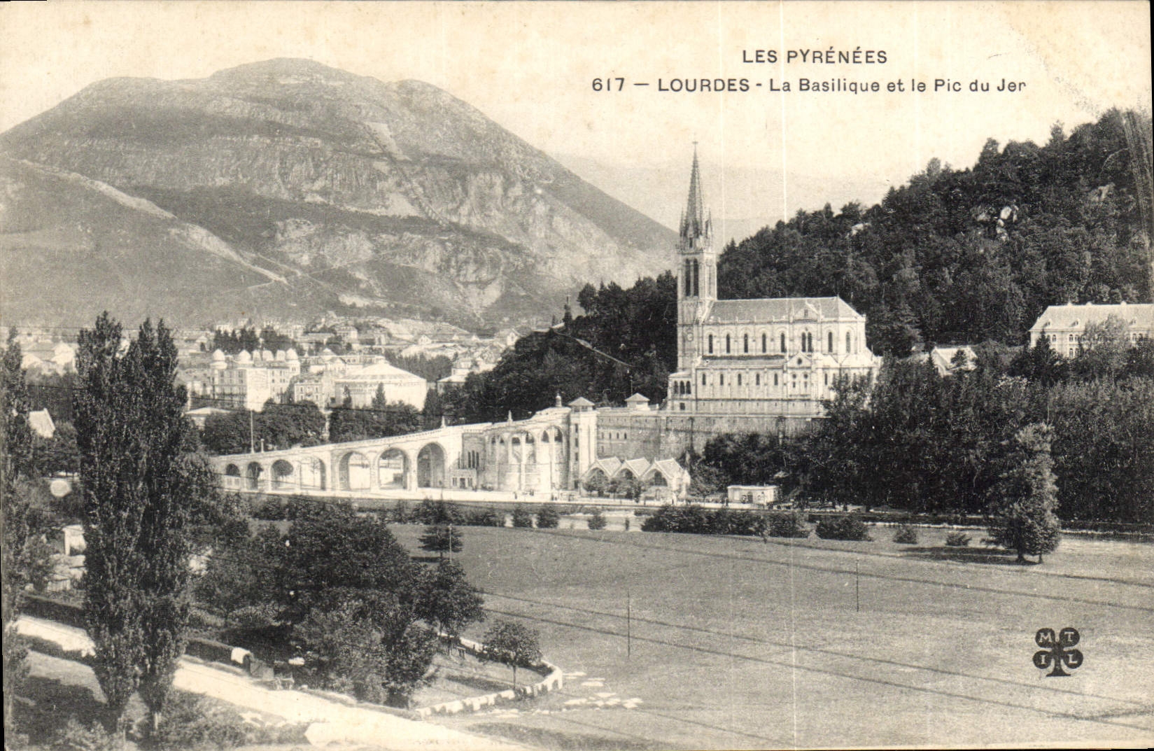 CPA Les Pyrenees Lourdes la Basilique et le Pic du Jer 