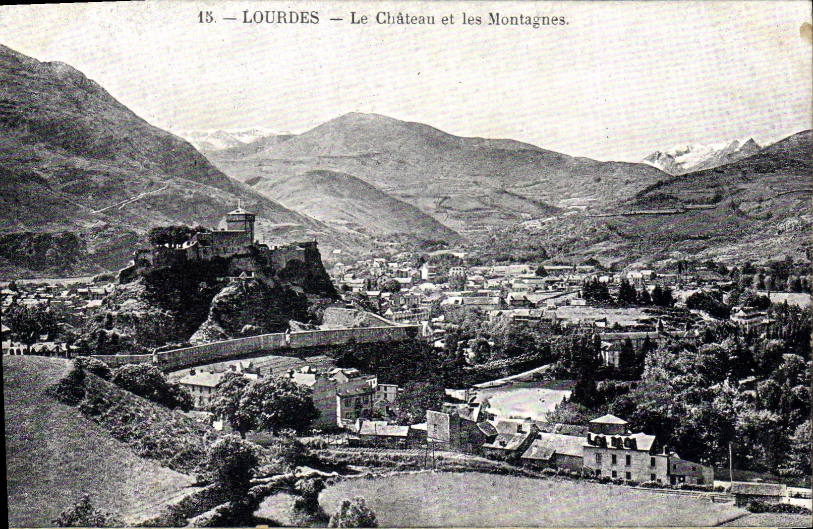 CPA Lourdes Le Chateau et les Montagnes 