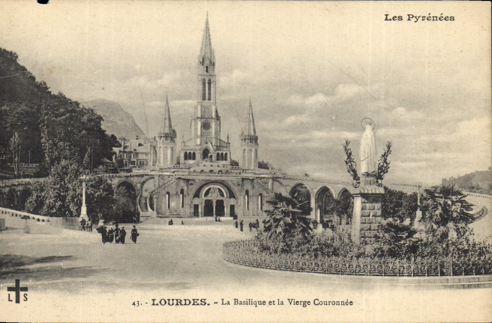 CPA Les Pyrenees Lourdes La Basilique et la Vierge Couronnee 