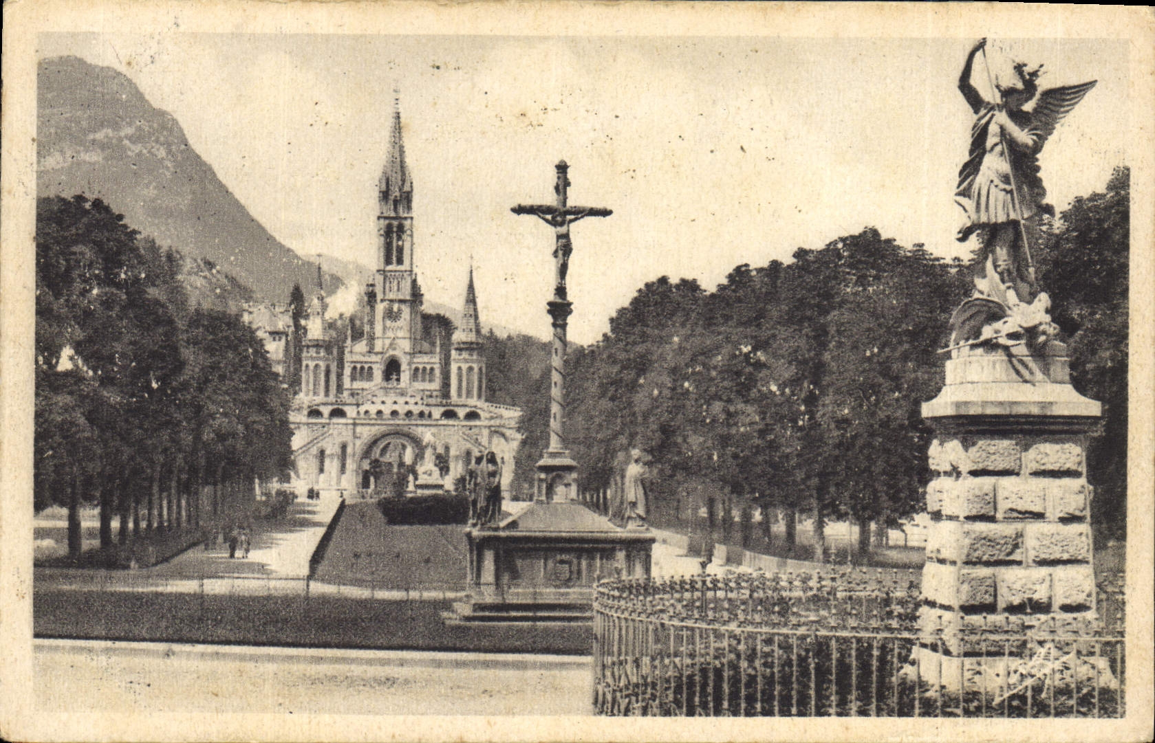 CPA Lourdes l'Esplanade et la Basilique 