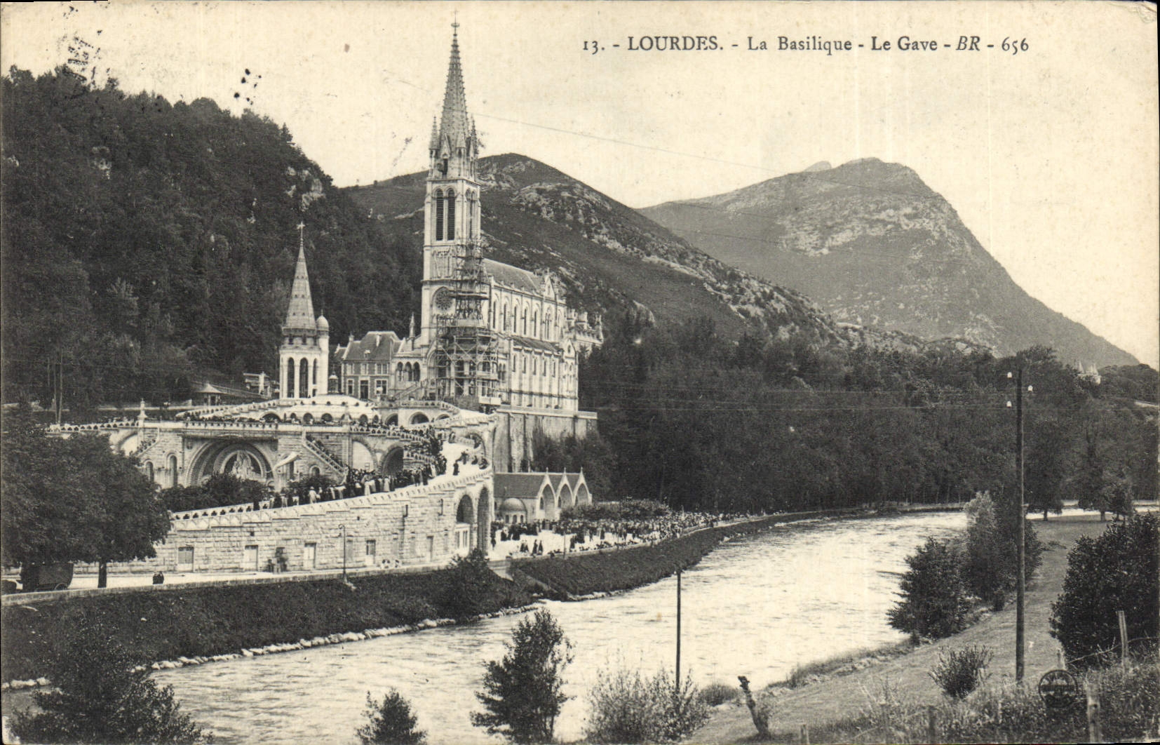 CPA Lourdes La Basilique Le Gave 