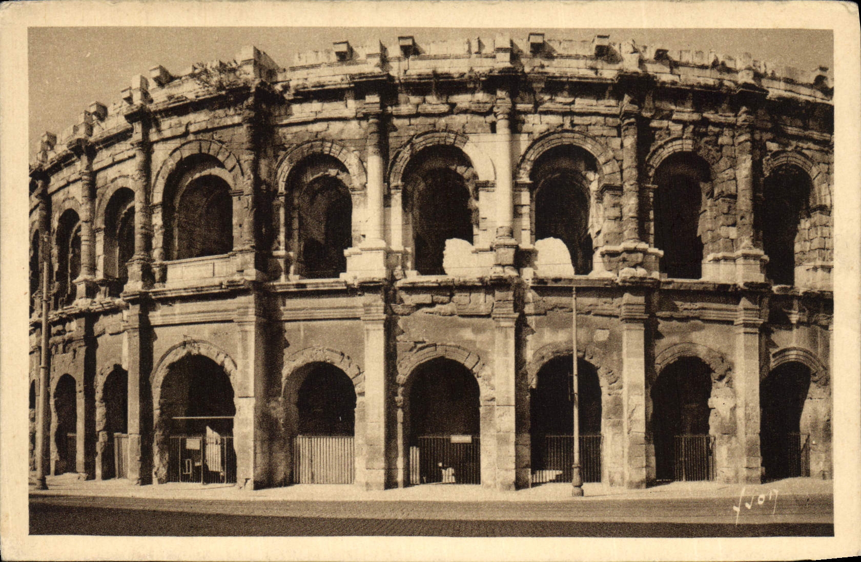CPA Nimes Gard Vue exterieure des arenes 