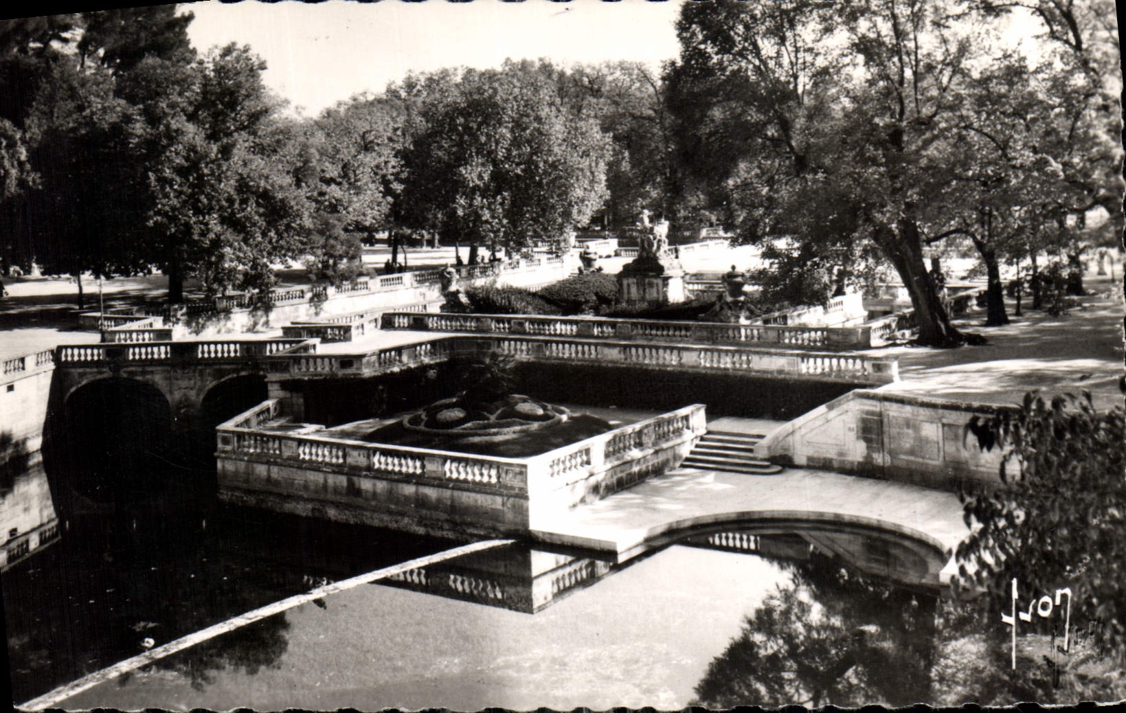 CPA Nimes Gard Jardin de la Fontaine Les Bains Romains 