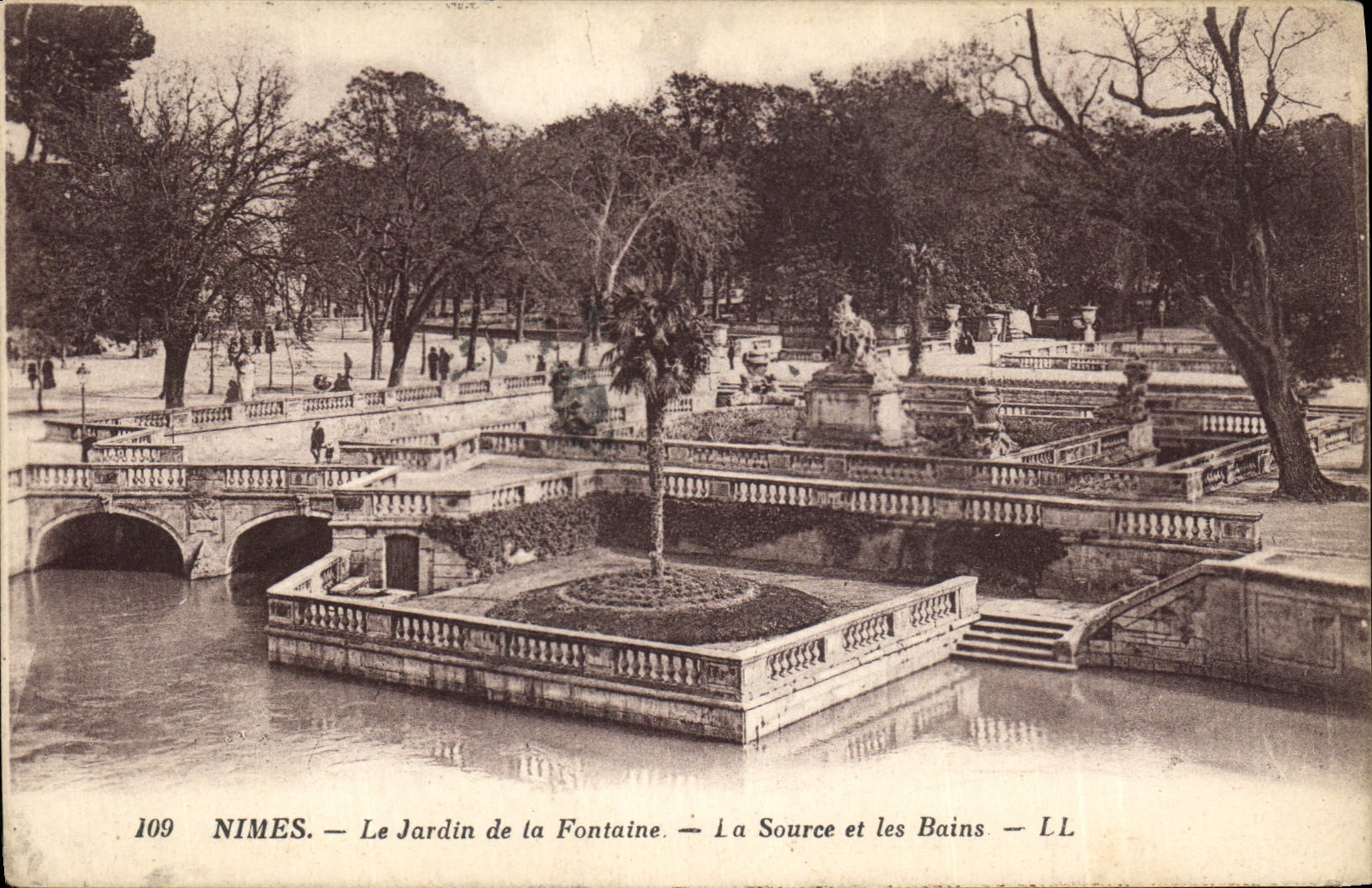 CPA Nimes Le Jardn de la Fontaine La Source et les Bains 