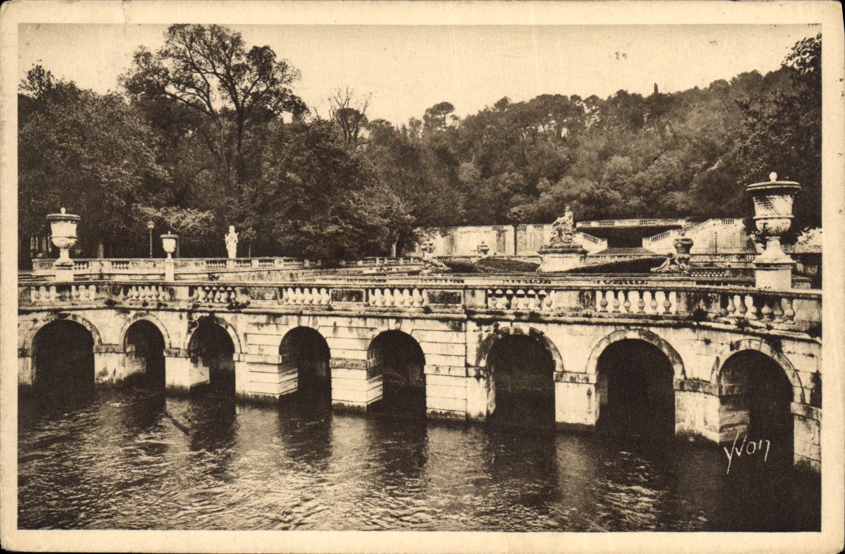 CPA La Douce Grance Nimes Gard Jardin de la Fontaine Les Bains Romains