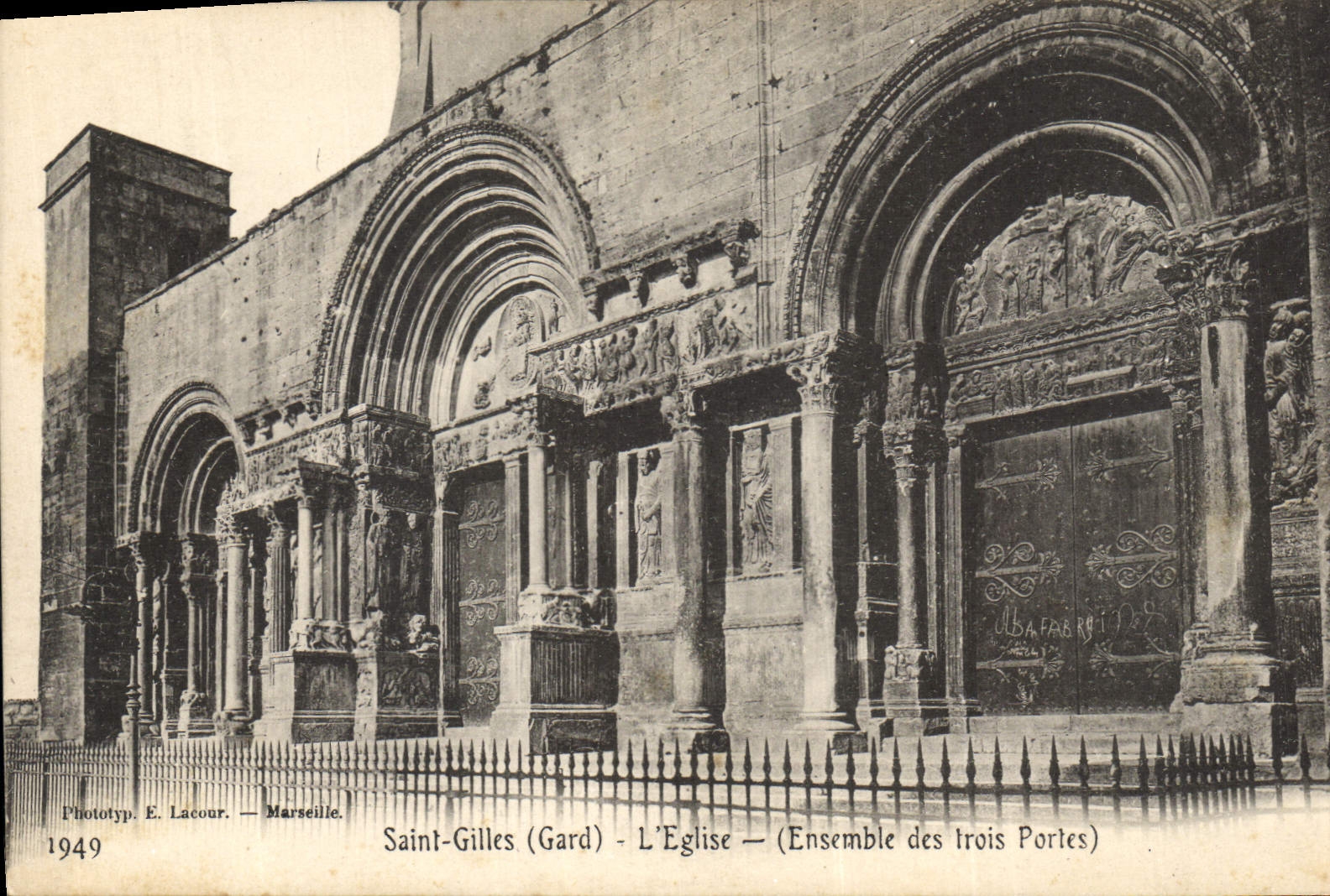 CPA Saint Gilles Gard l'Eglise Ensemble des trois Portes 
