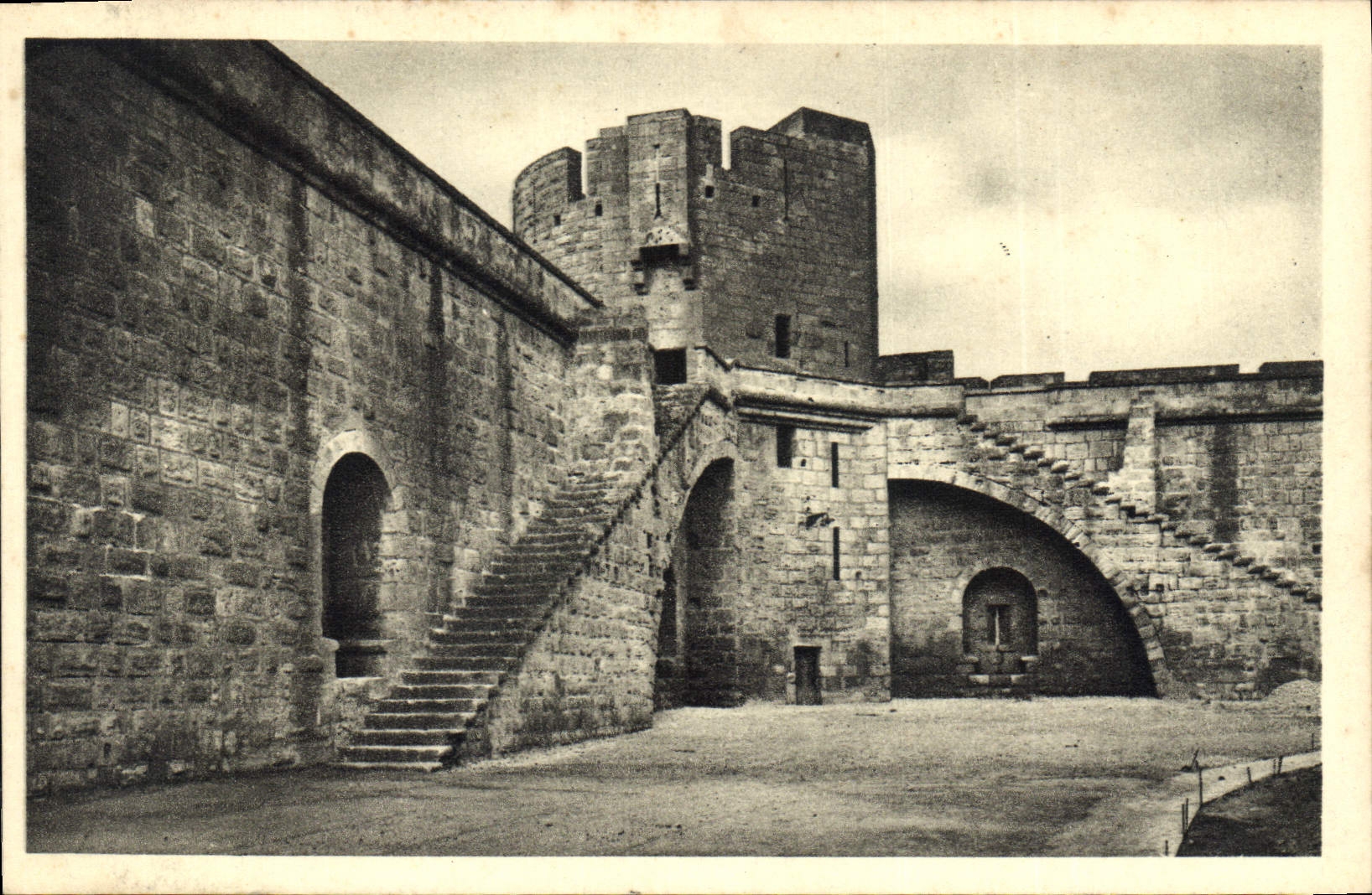 CPA Aigues Mortes Gard Les Remparts 