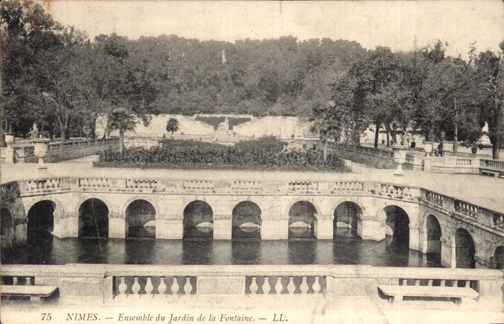 CPA Nimes Ensemble du Jardin de la Fontaine 