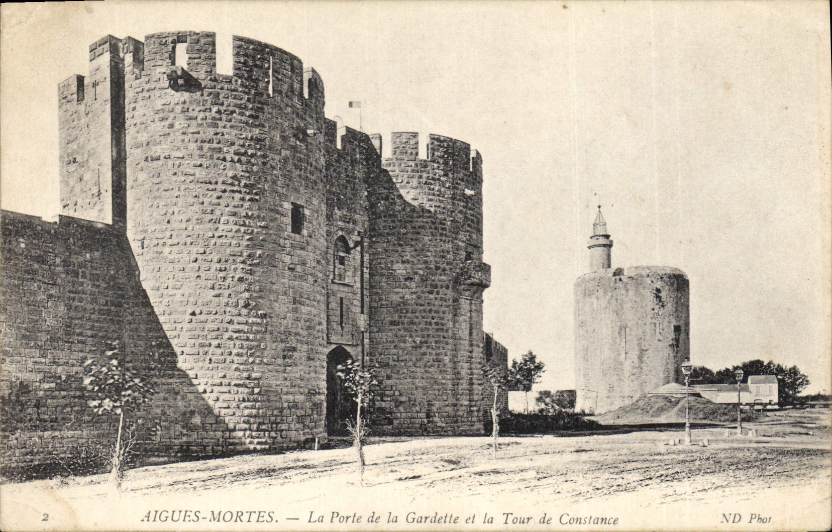 CPA Aigues Mortes La Porte de la Gardette et la Tour de Constance 
