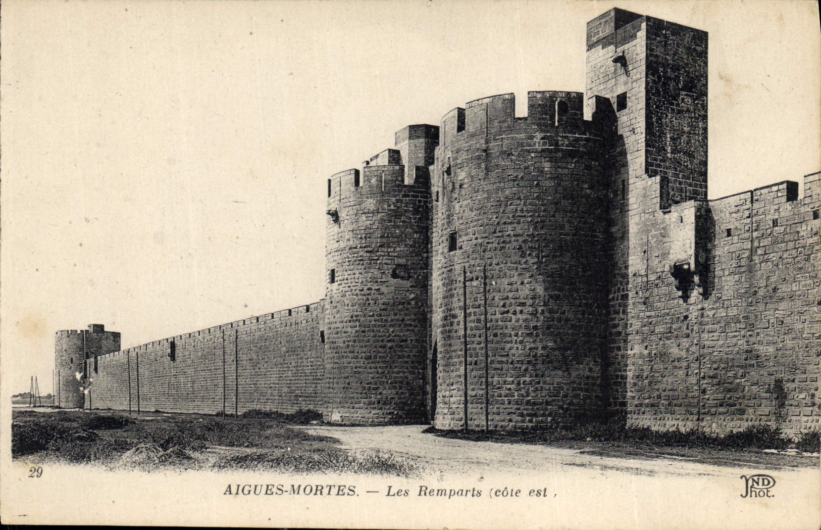 CPA Aigues Mortes Les Remparts cote est 
