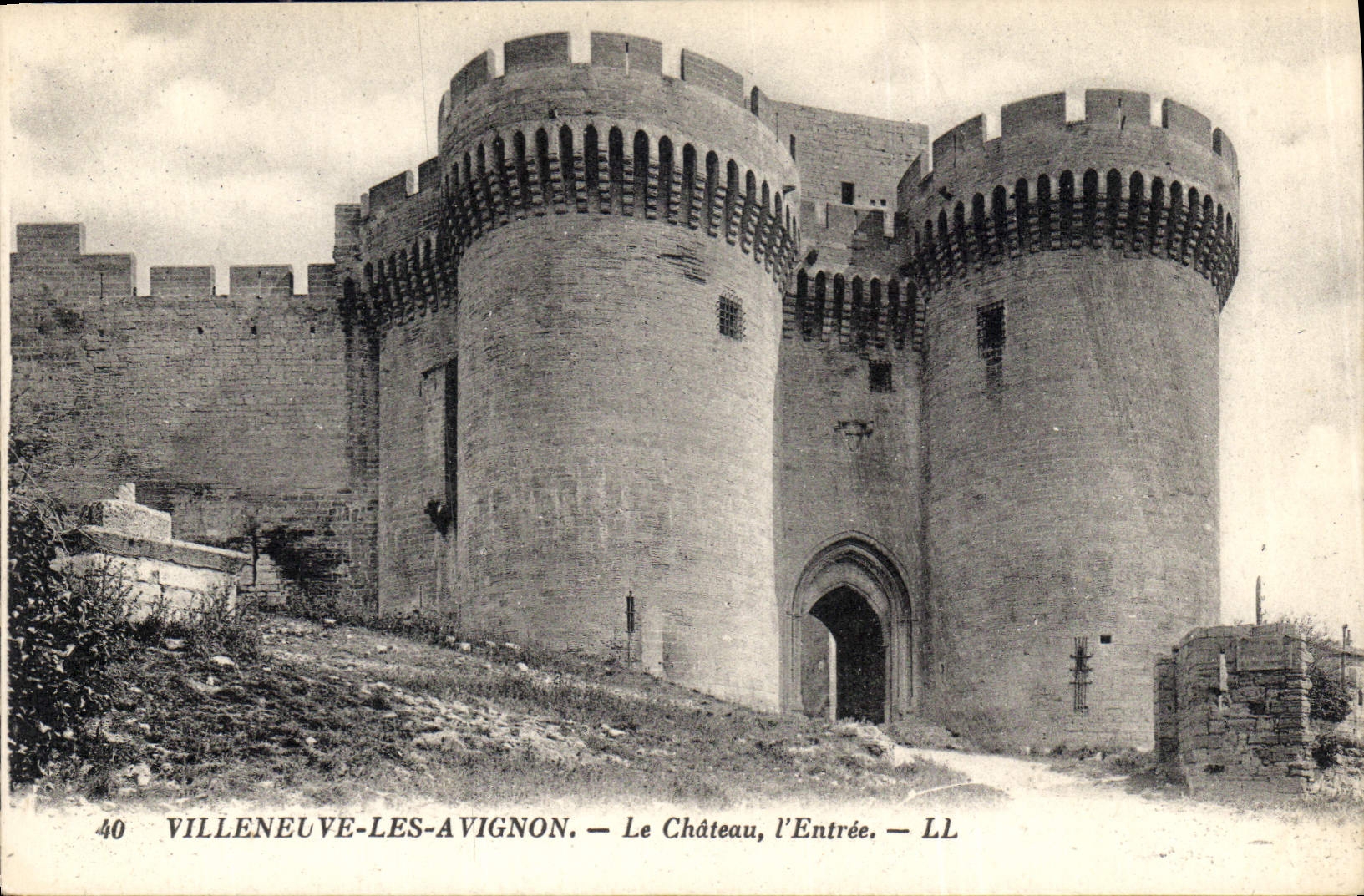 CPA Villeneuve les Avignon Le Chateau l'Entree