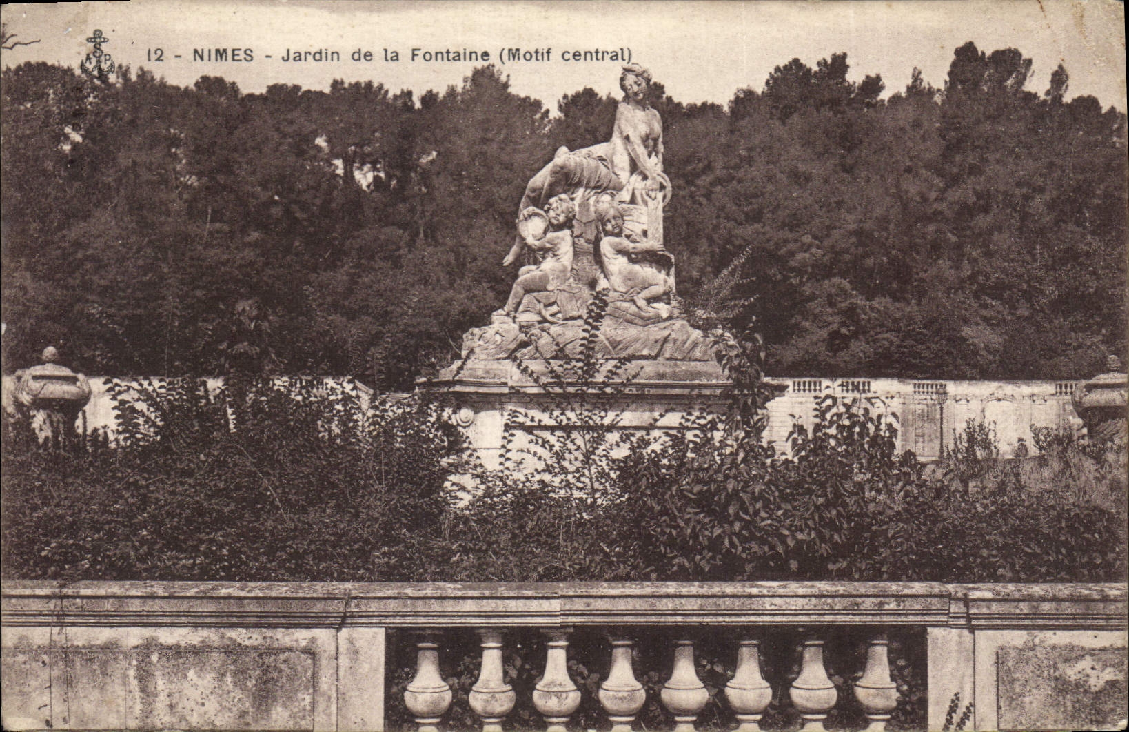 CPA Nimes Jardin de la Fontaine Motif central