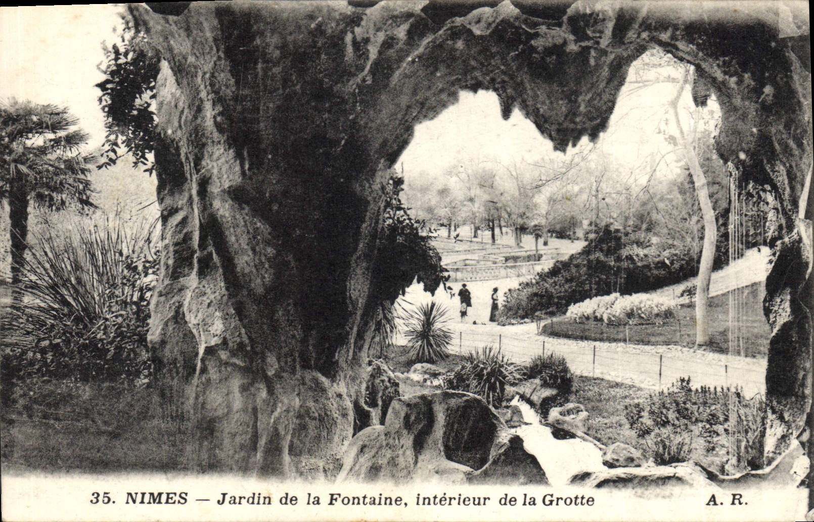 CP  Nimes Jardin de la Fontaine Interieur de la Grotte 