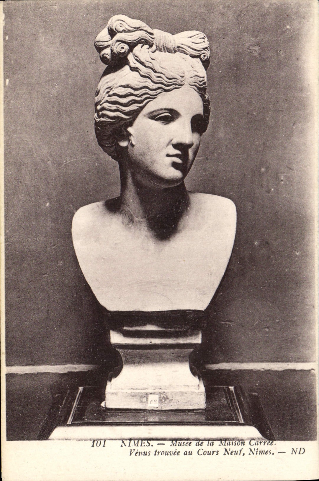 CPA Nimes Musee de la Maison Carree Venus trouvee au Cours Neuf
