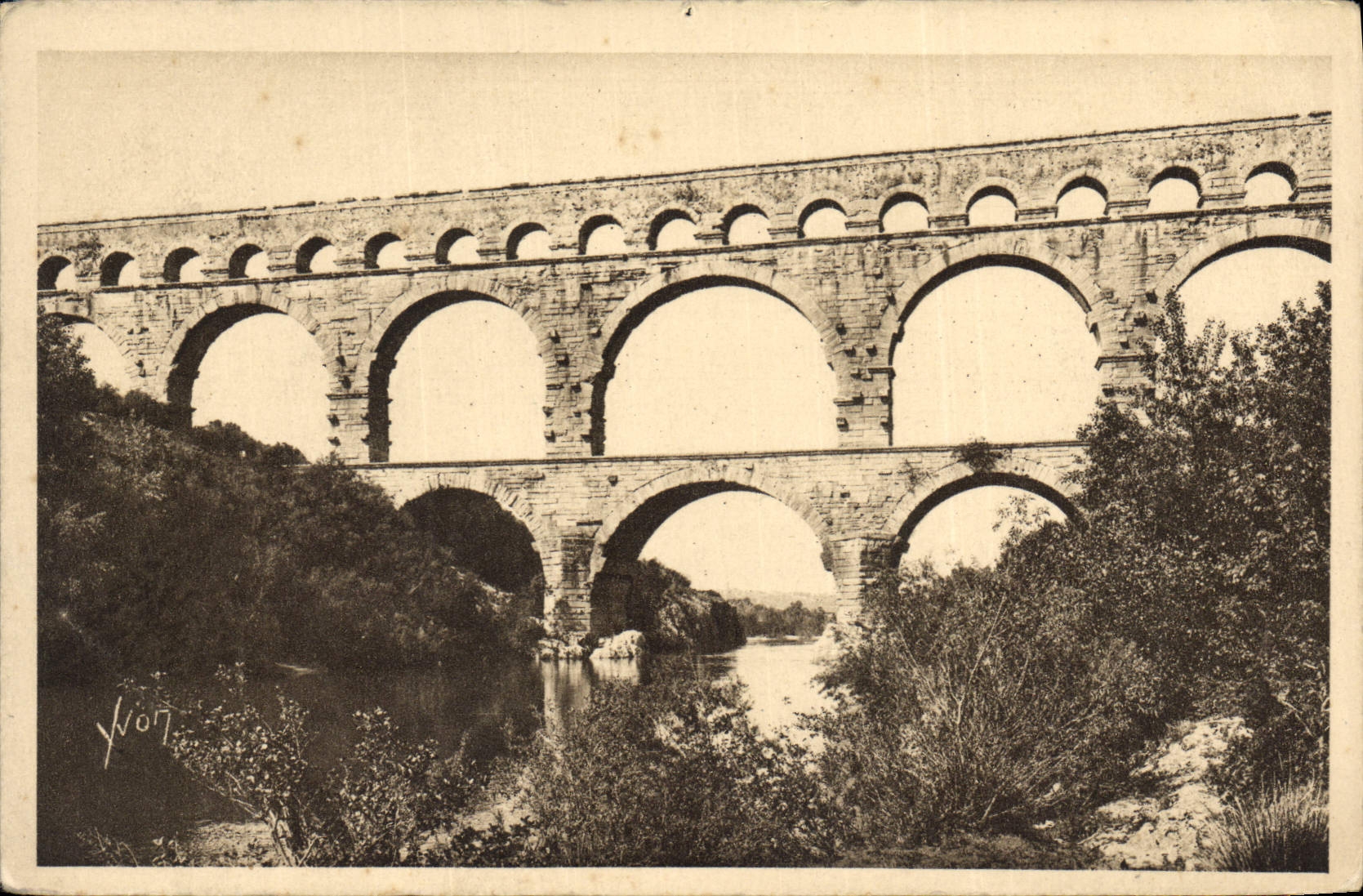 CPA La Douce France Nimes Gard Le Pont du Gard