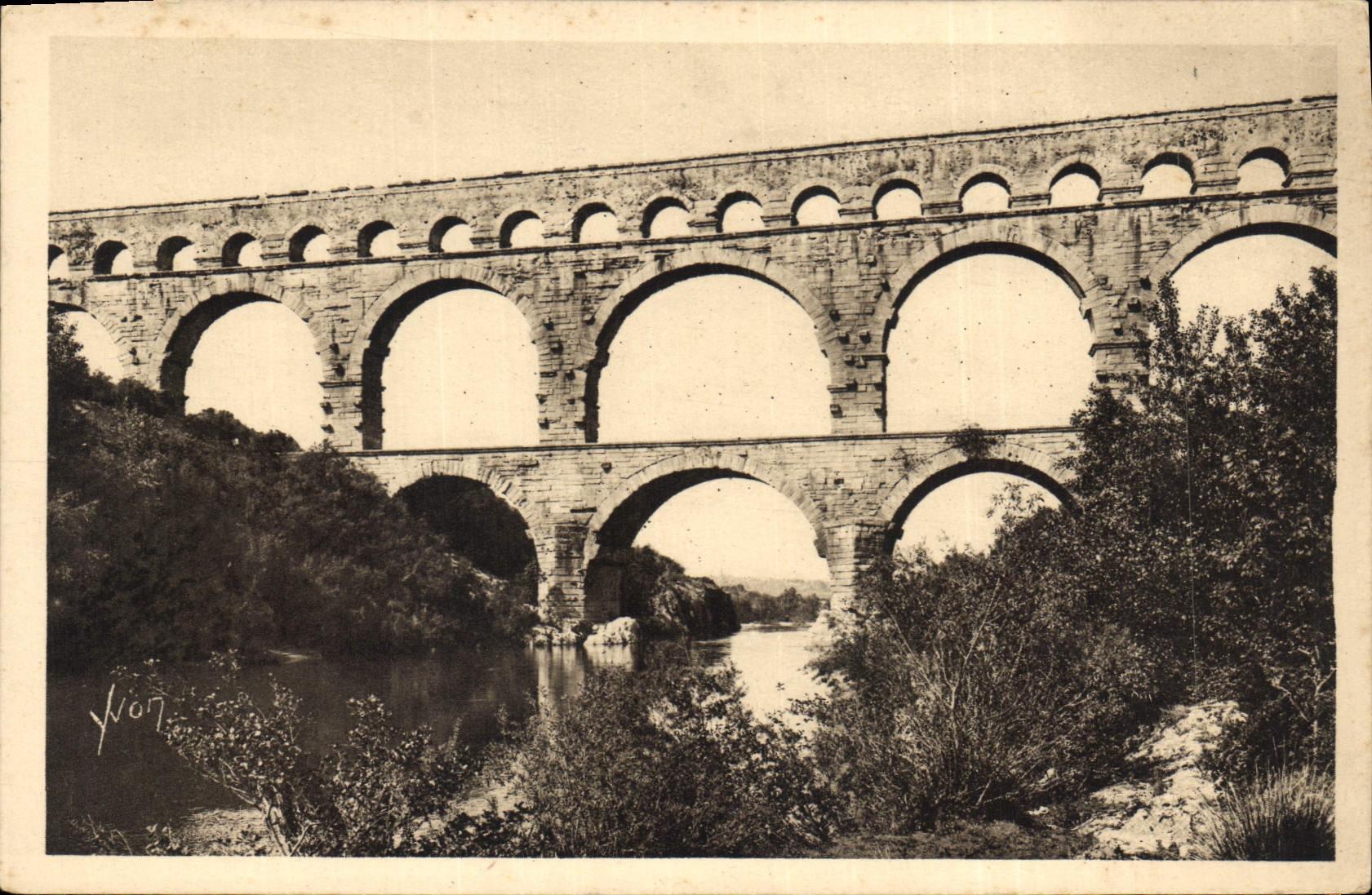 CPA La Douce France Nimes Gard Le Pont du Gard