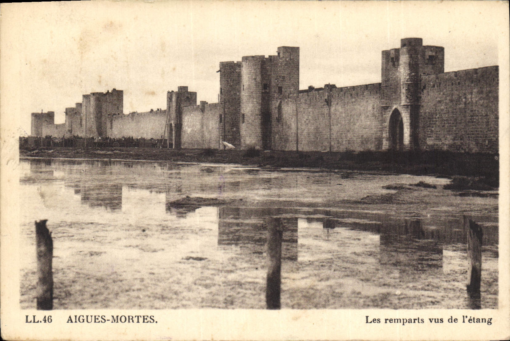CPA Aigues Mortes Les remparts vue de l'etang 