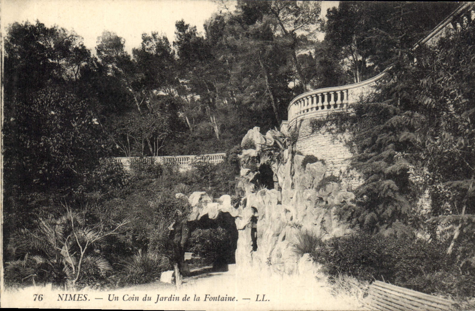 CPA Nimes Un Coin du Jardin de la Fontaine 