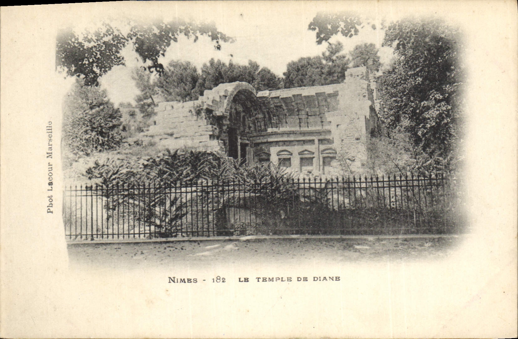 CPA Nimes Le Temple de Diane 