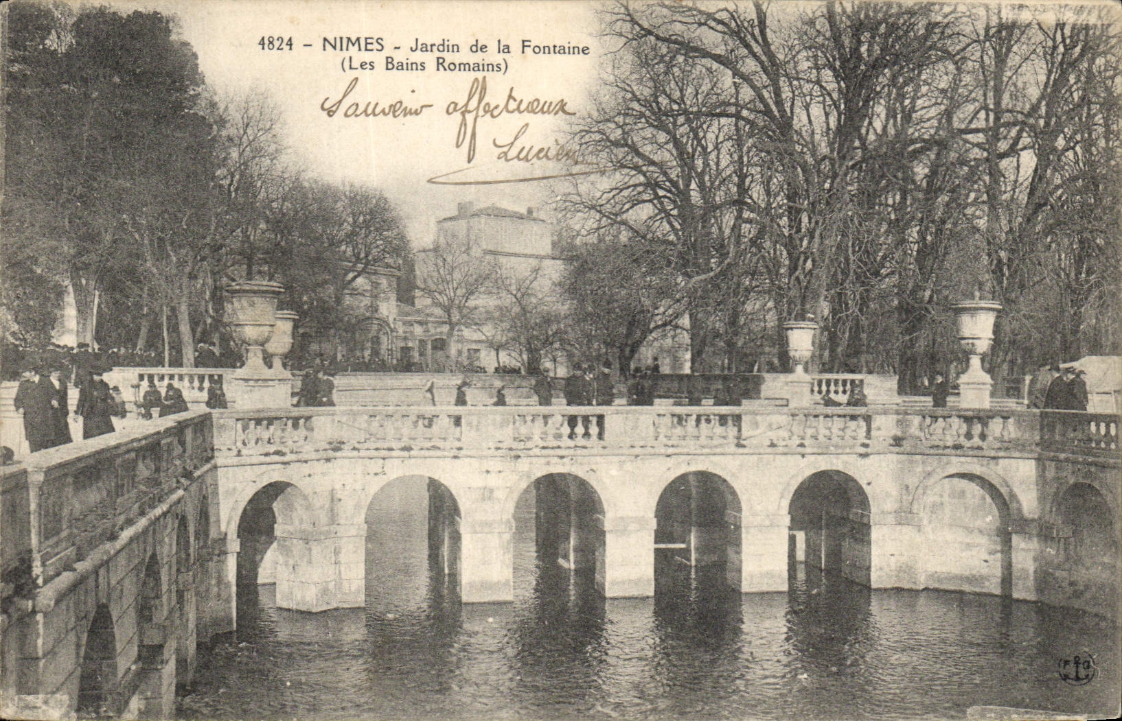 CPA Nimes Jardin de la Fontaine Les Bains Romains