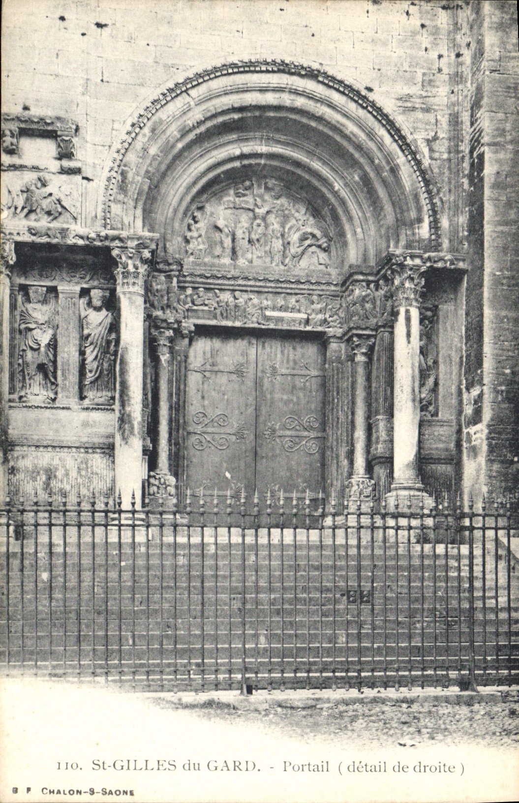 CPA St Gilles du Gard Portail detail de droite 