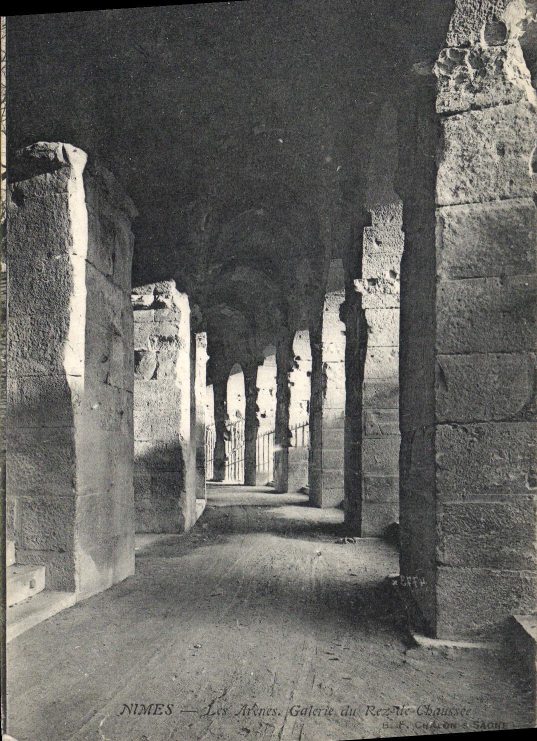 CPA Nimes Les Arenes Galerie du Rez 