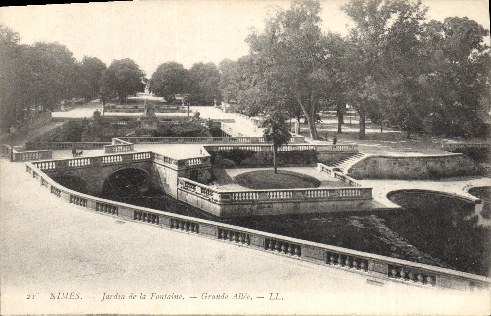 CPA Nimes Jardin de la Fontaine Grande Allee