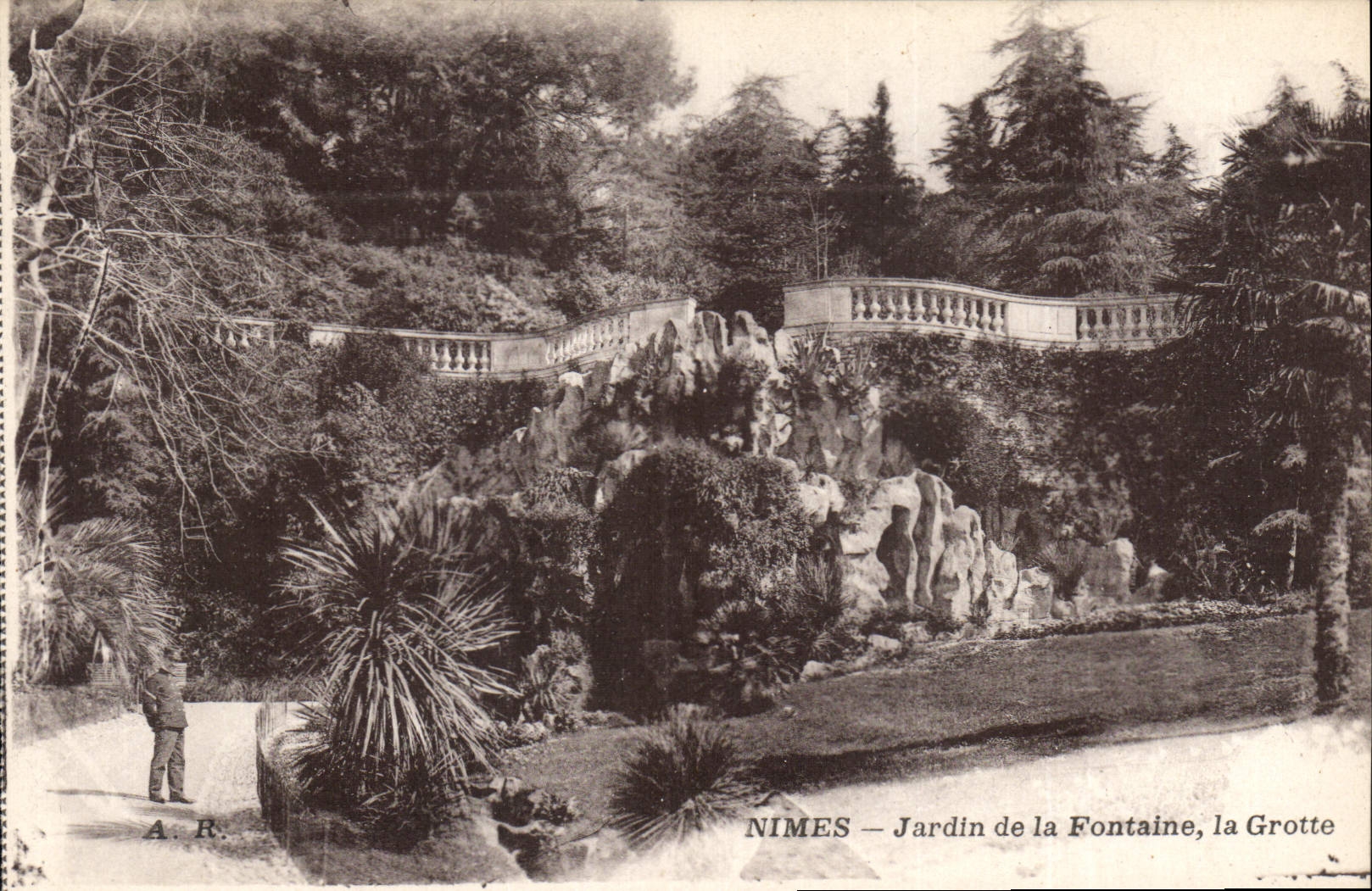 CPA Nimes Jardin de la Fontaine la Grotte