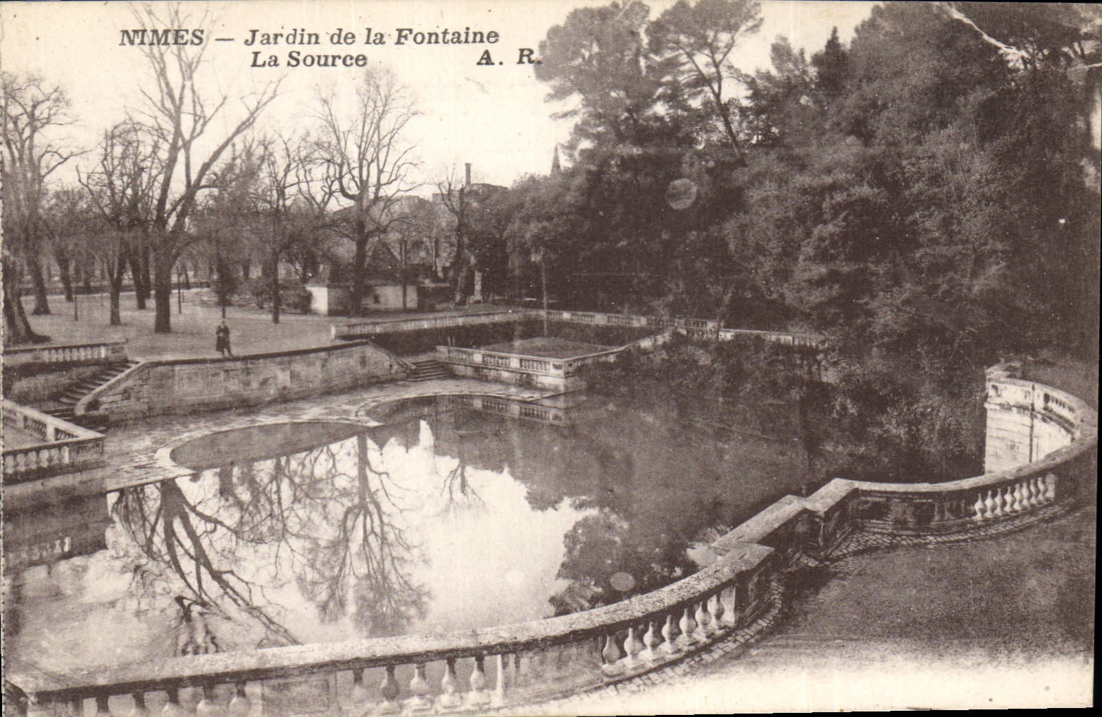 CPA Nimes Jardin de la Fontaine La Source 