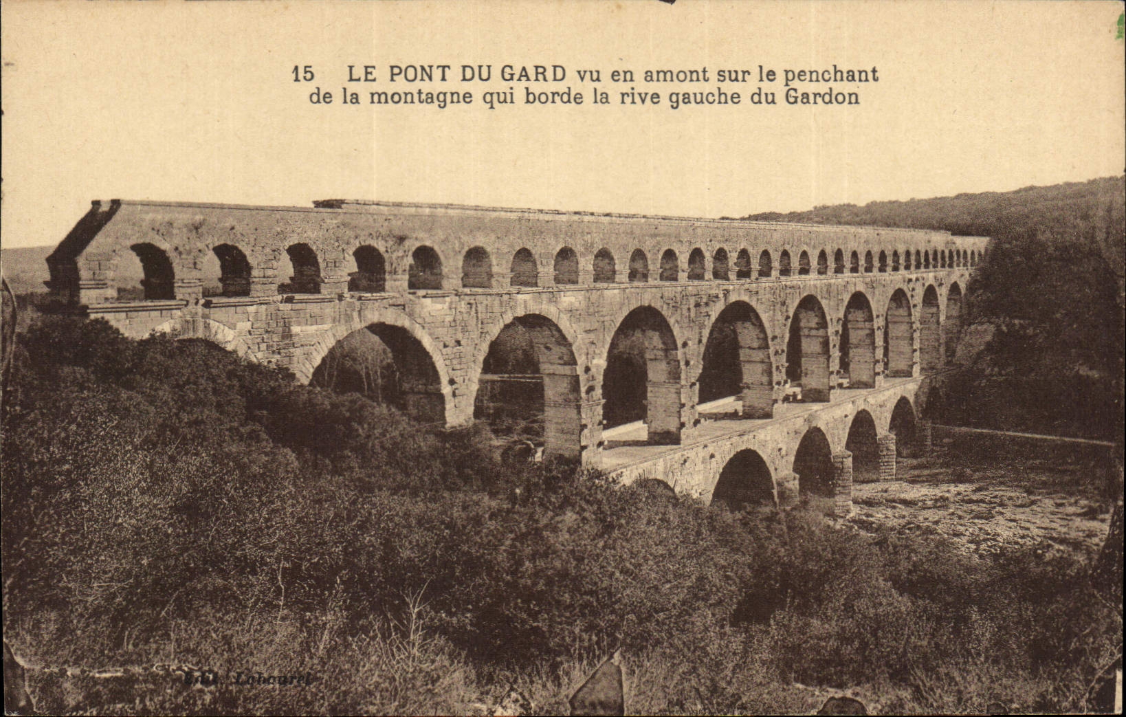CPA Le Pont du Gard vu en amont sur le penchant de la montagne qui borde la rive gauche du Gardon