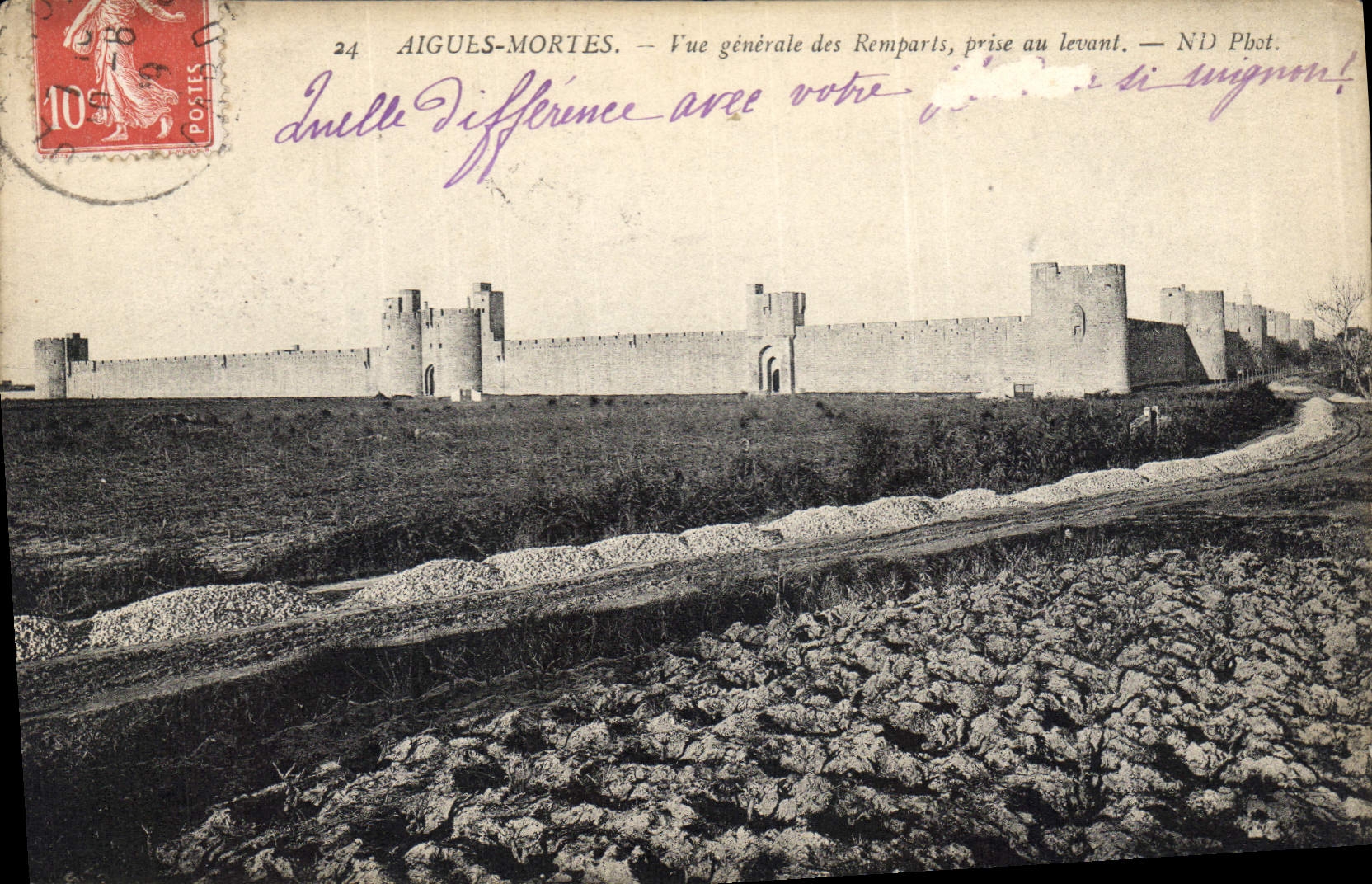 CPA Aigues Mortes Vue generale des Remparts prise au levant