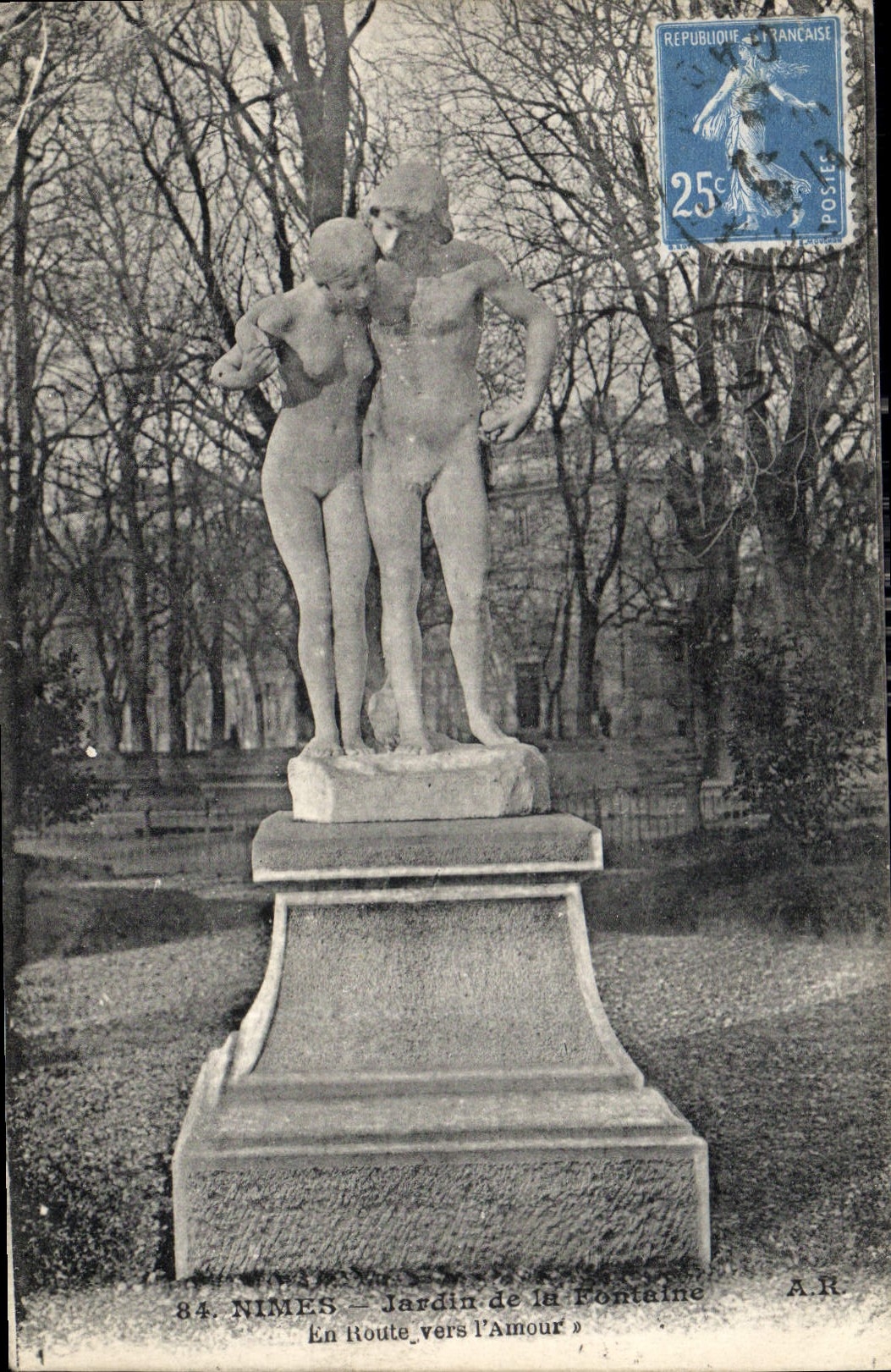 CPA Nimes Jardin de la Fontaine En route vers l'amour