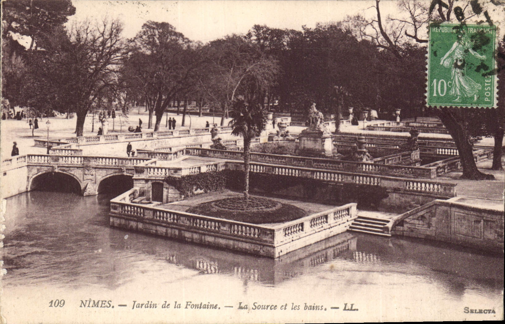 CPA Nimes Jardin de la Fontaine La Source et les bains 
