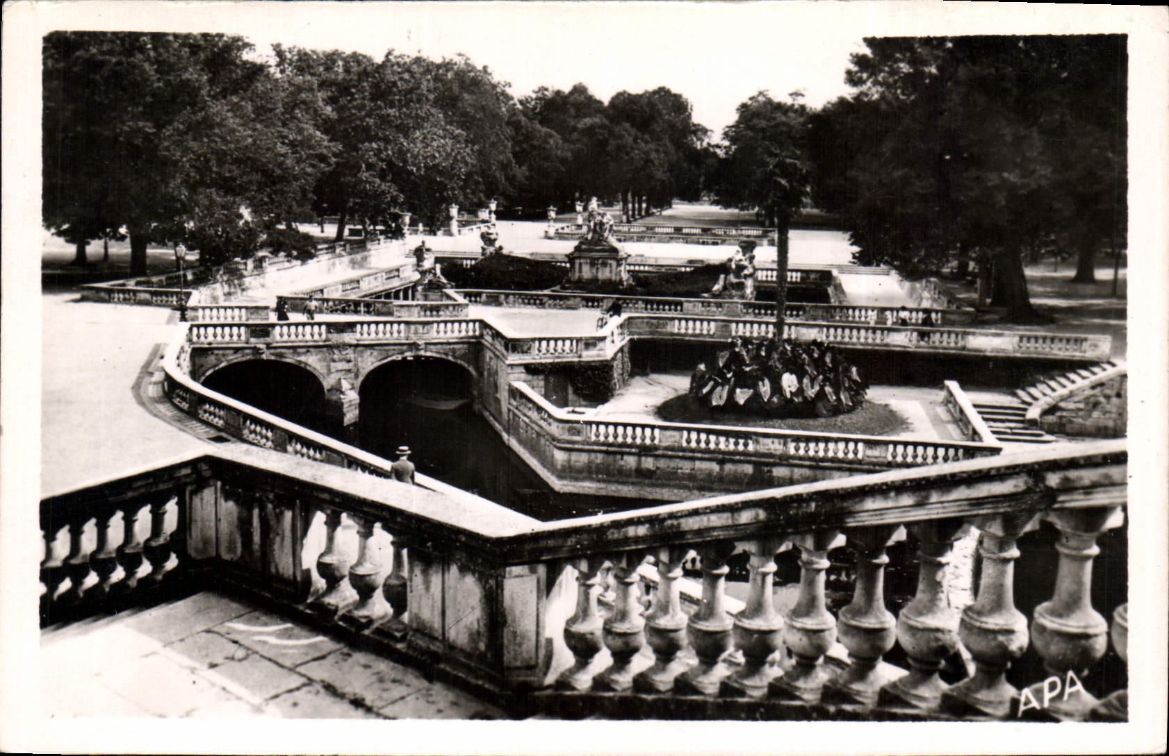 CPA Nimes Gard Jardin de la Fontaine 