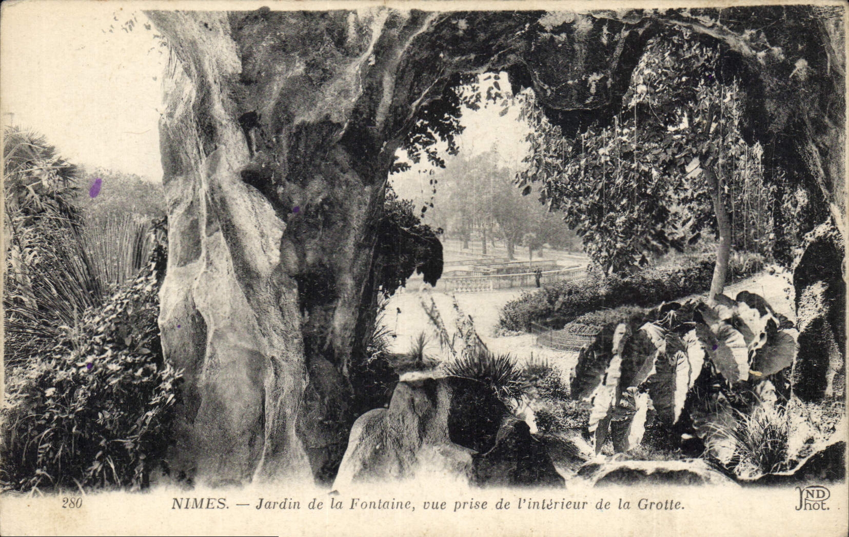 CPA Nimes Jardin de la Fontaine vue prise de l'Interieur de la Grotte 