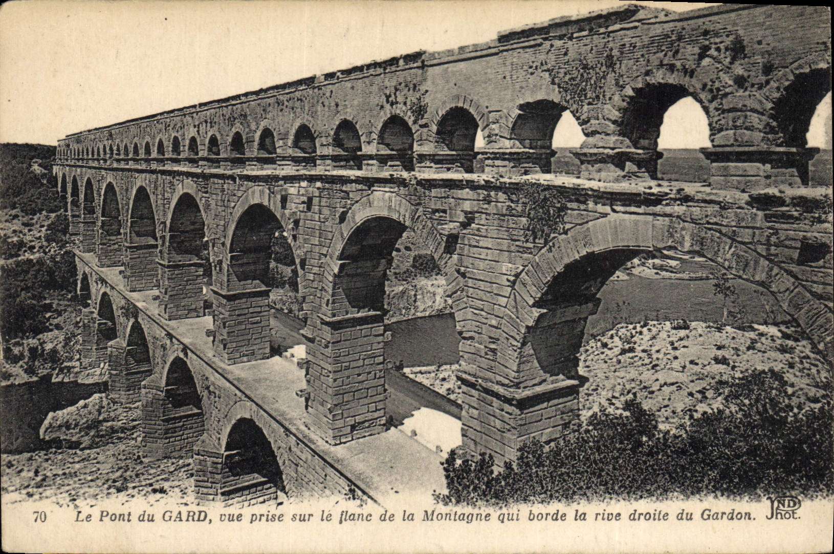 CPA Le Pont du Gard vue prise dur le plane de la Montagne qui borde la rive droite du Gardon 