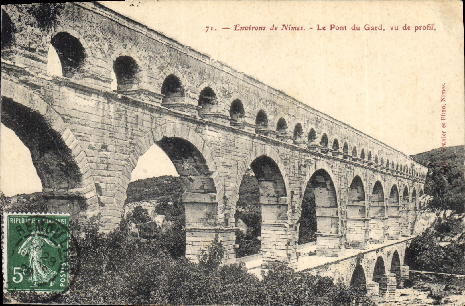 CPA Environs de Nimes Le Pont du Gard vu de profil