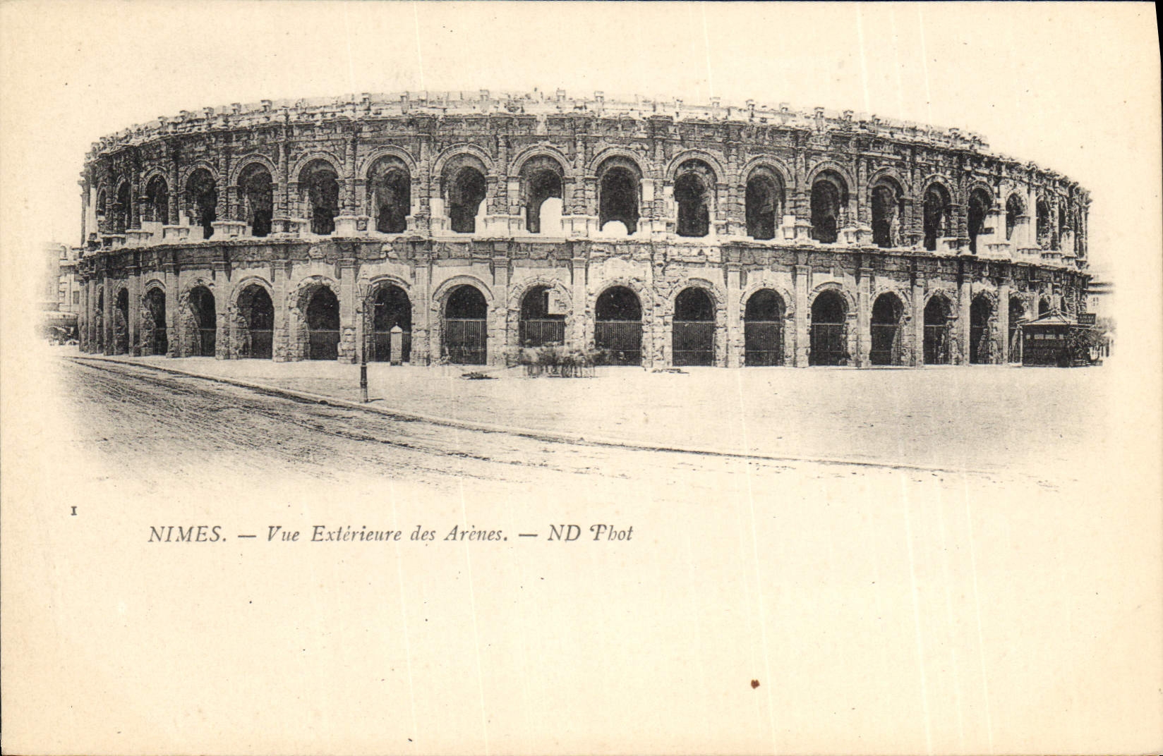 CPA Nimes Vue Exterieure des Arenes 