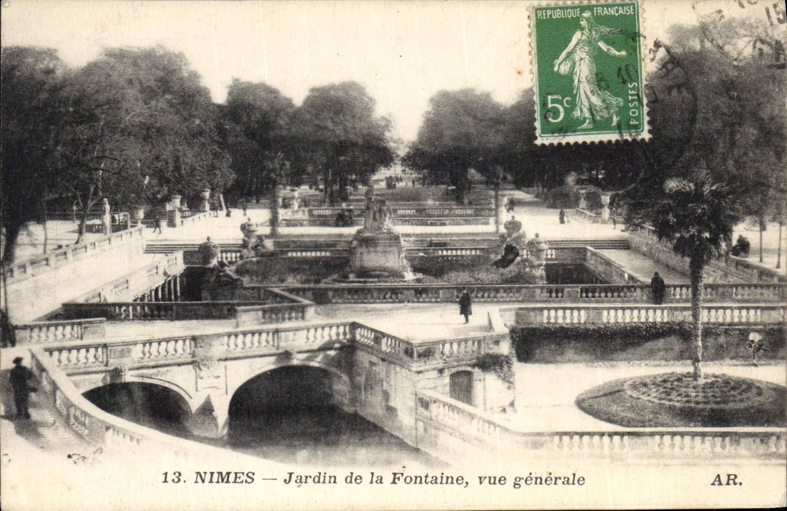 CPA Nimes Jardin de la Fontaine vue generale