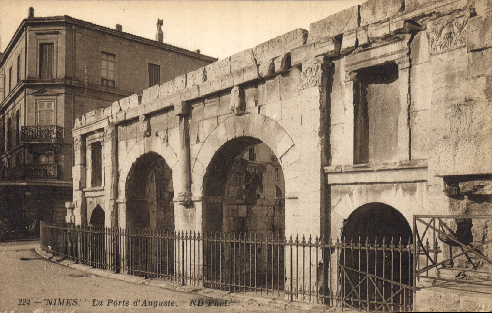 CPA Nimes La Porte d'Auguste 