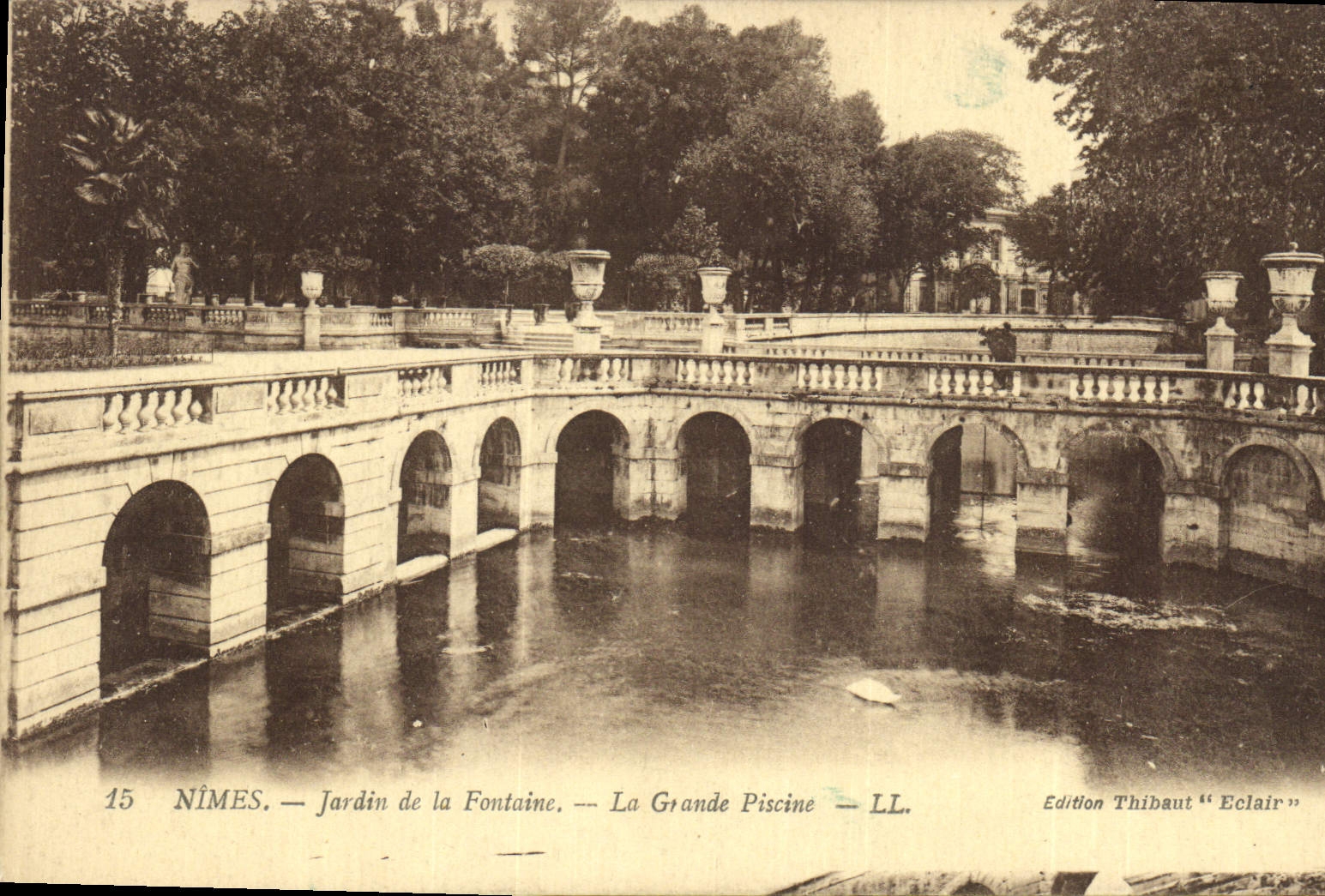 CPA Nimes Jardin de la Fontaine La Grande Piscine