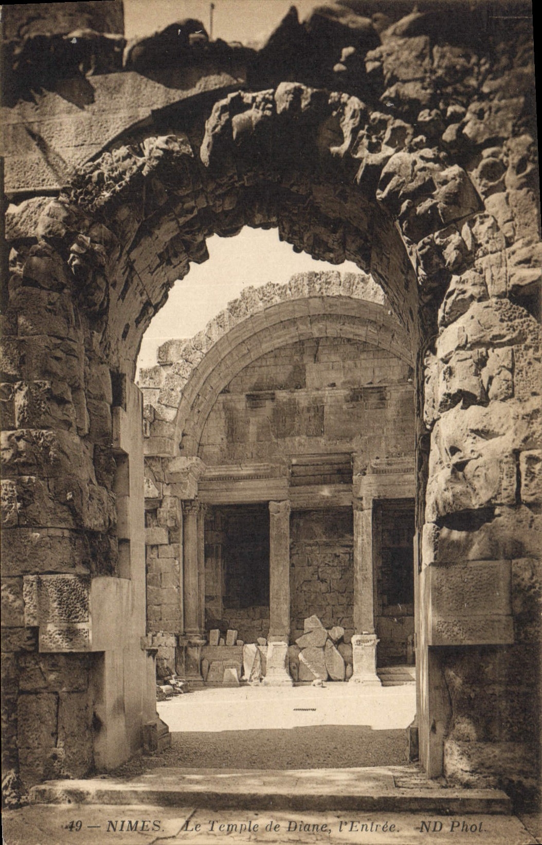 CPA Nimes Le Temple de Diane l'Entree