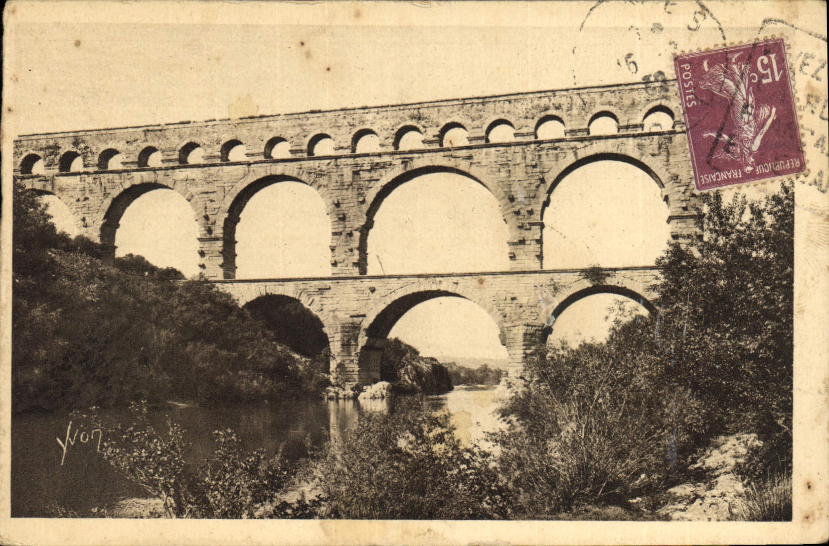 CPA La Douce France Environs de Nimes Gard Le Pont du Gard